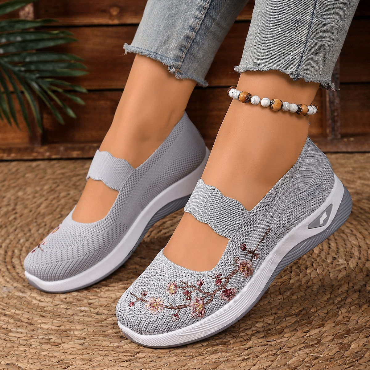 Soft-soled and comfortable cloth shoes for middle-aged and elderly people image