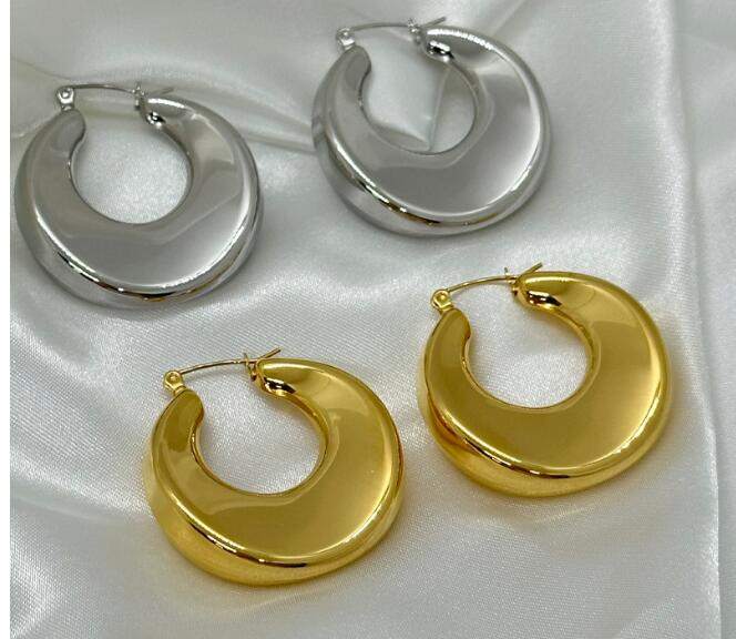 Fashionable decorative earrings