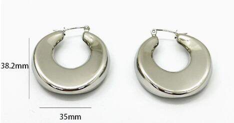 Fashionable decorative earrings