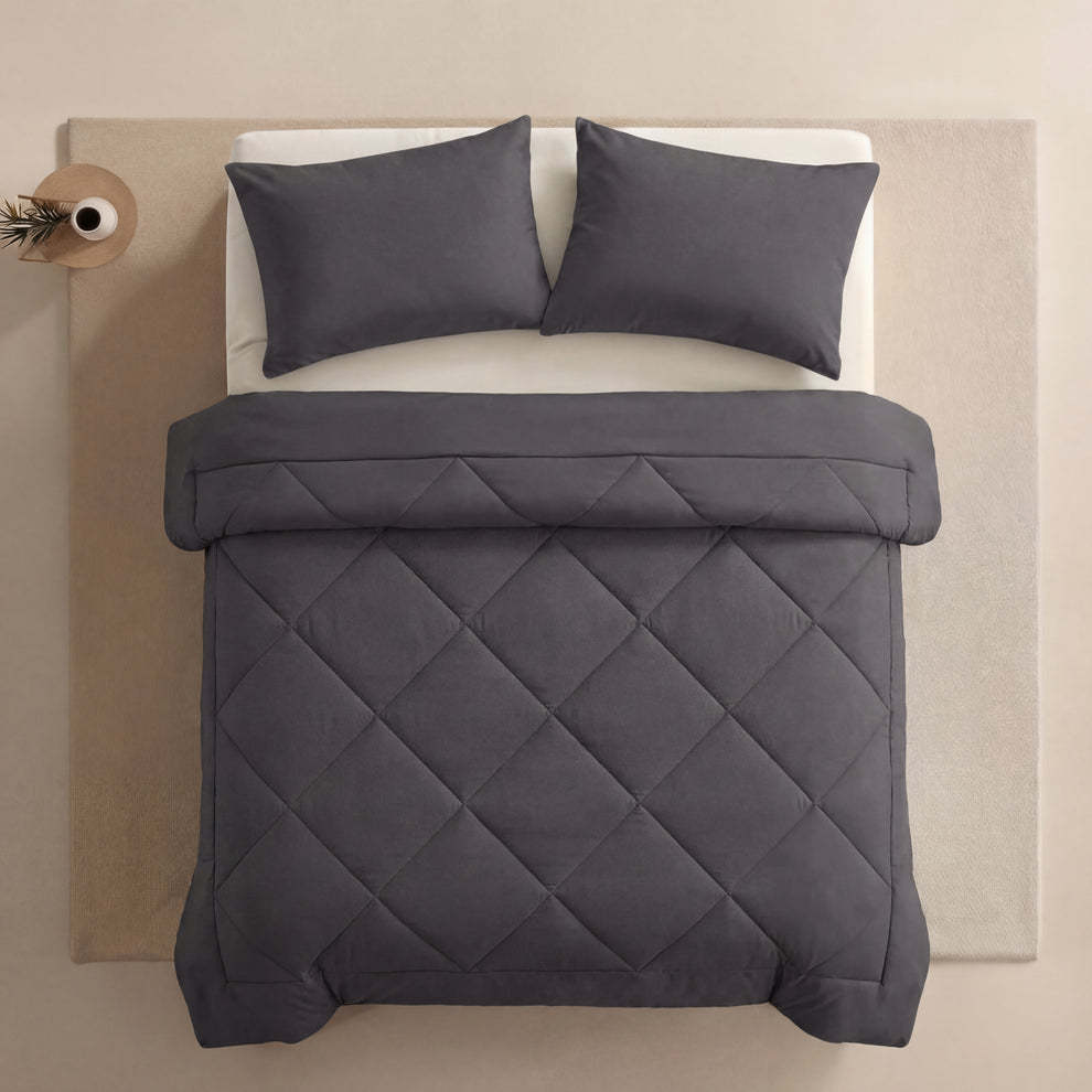 Quilted diamond pattern wavy plush comforter in solid color image