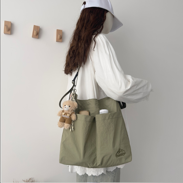 Large capacity water-repellent nylon bag for women, everyday commuting shoulder bag