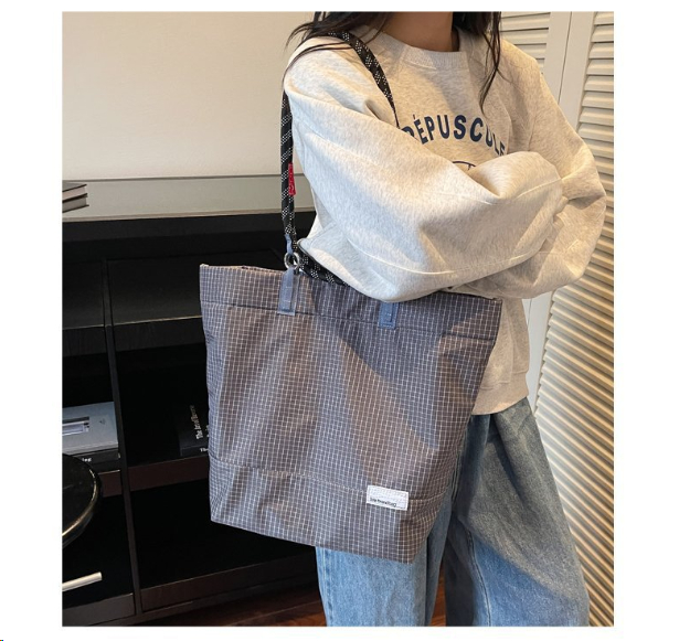Unisex casual Hong Kong style tote bag, versatile for commuting, large capacity zippered shoulder bag/tote shopping bag