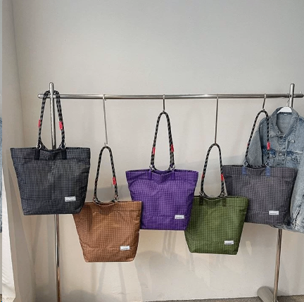 Unisex casual Hong Kong style tote bag, versatile for commuting, large capacity zippered shoulder bag/tote shopping bag image