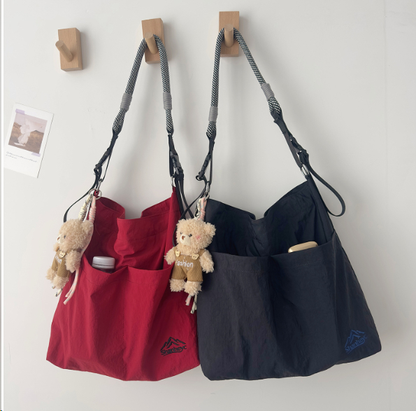Large capacity water-repellent nylon bag for women, everyday commuting shoulder bag