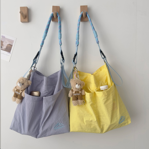 Large capacity water-repellent nylon bag for women, everyday commuting shoulder bag