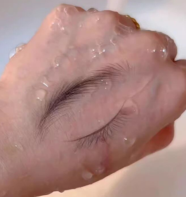 Binary eyebrow pen under eyelash line pen root is not infected
